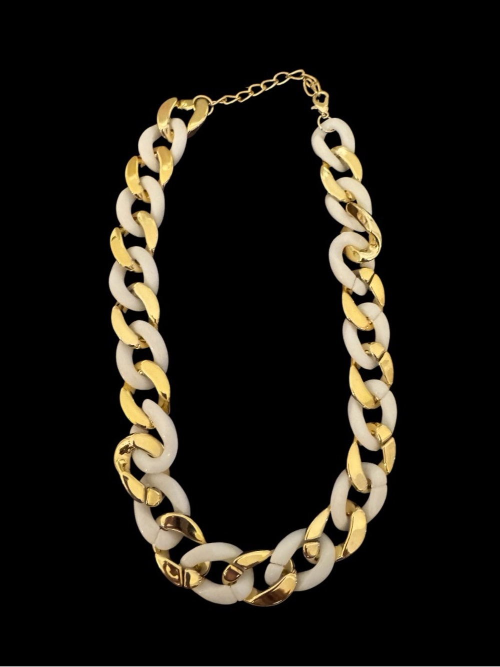 NWOT White & Gold necklace. Chunky design. Very pretty 18” with 2” extender